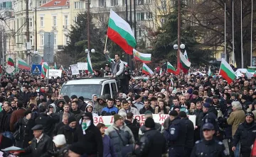 Протестът продължава