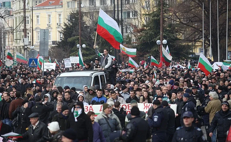 Протестът продължава