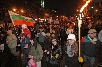 Протестите продължават срещу всички партии