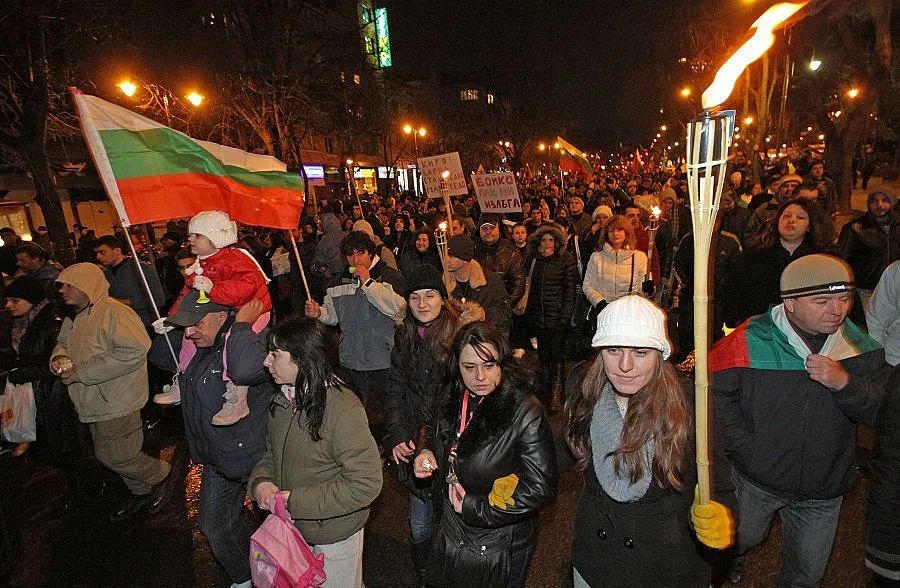 Протестите продължават срещу всички партии