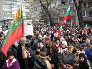 Протестиращите се преклониха пред Апостола