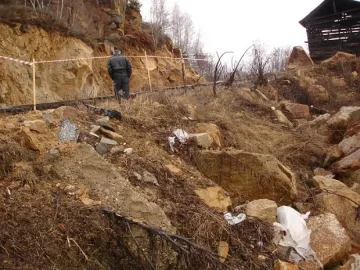 Свлачище отнесе половината шосе за Кочан