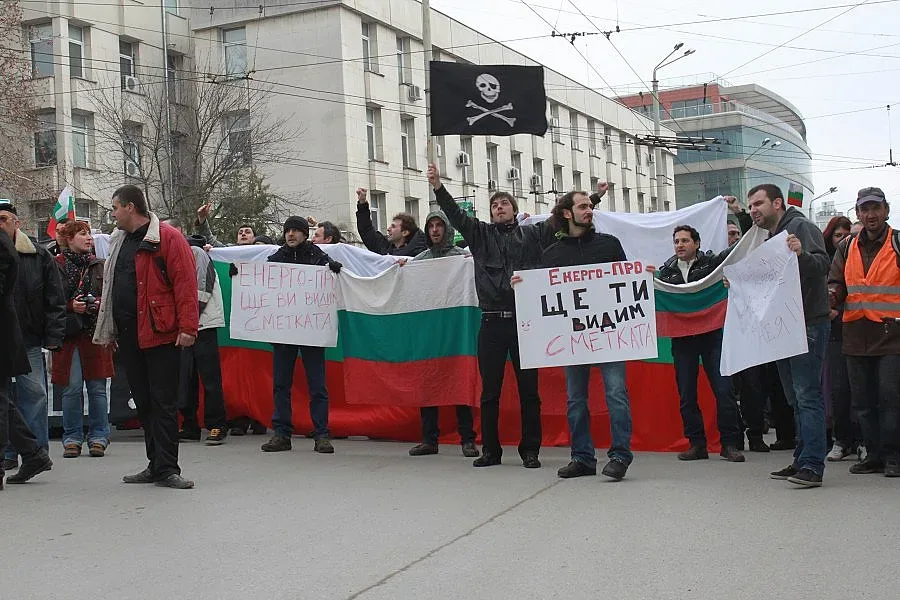 Протестиращи трошат електромери