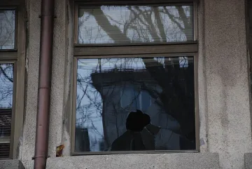 Потрошиха с камъни стъклата на EVN