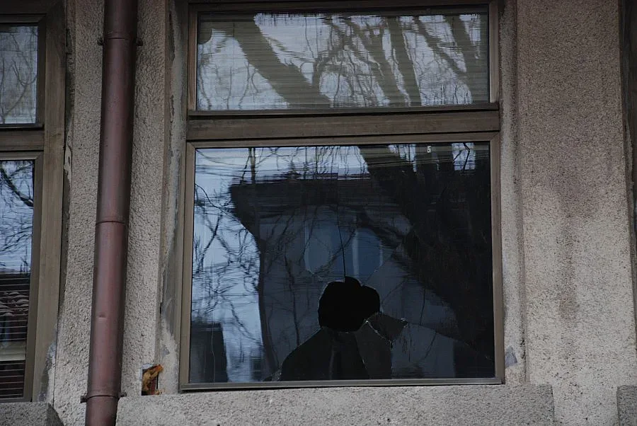 Потрошиха с камъни стъклата на EVN