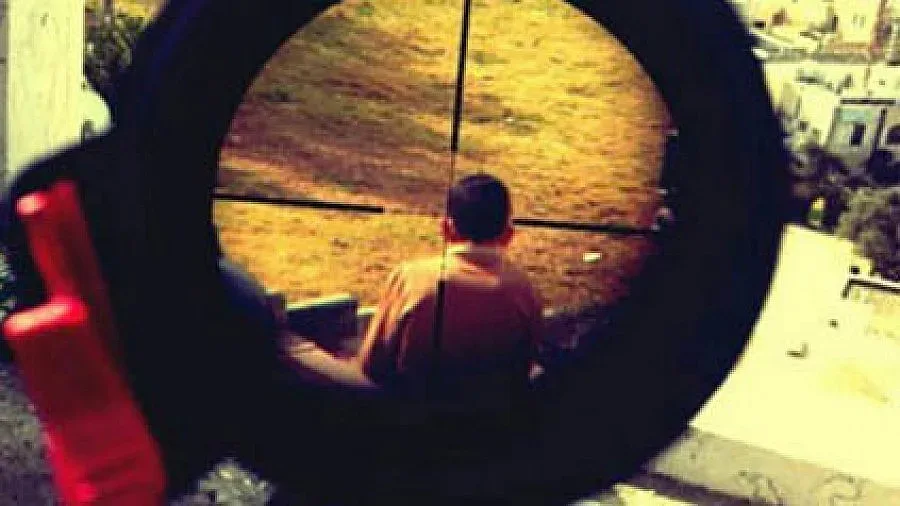 Снимка на дете пред снайпер скандализира света