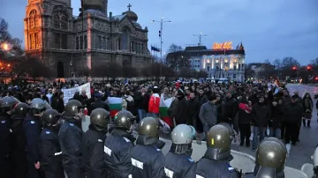 Варненци бият ЕРП с камъни