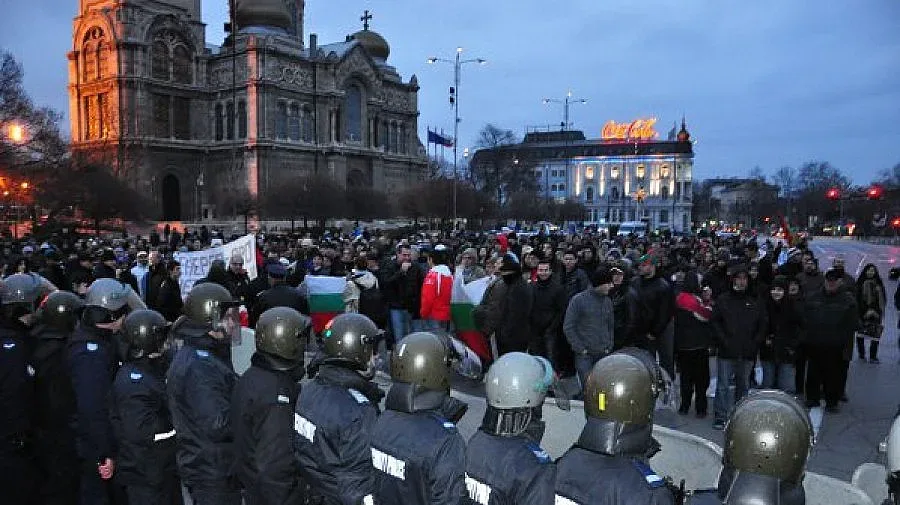Варненци бият ЕРП с камъни