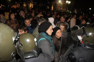 Мъж откри огън срещу протестиращите