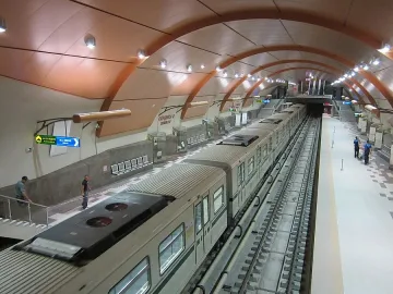 Момче падна на релсите на метрото
