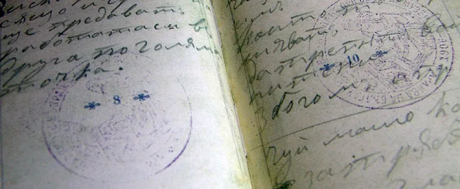 Ученици преписват тефтерчето на Апостола