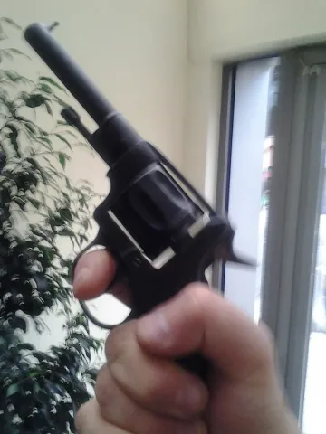 Тийнейджър гърми с пищов от 19 век