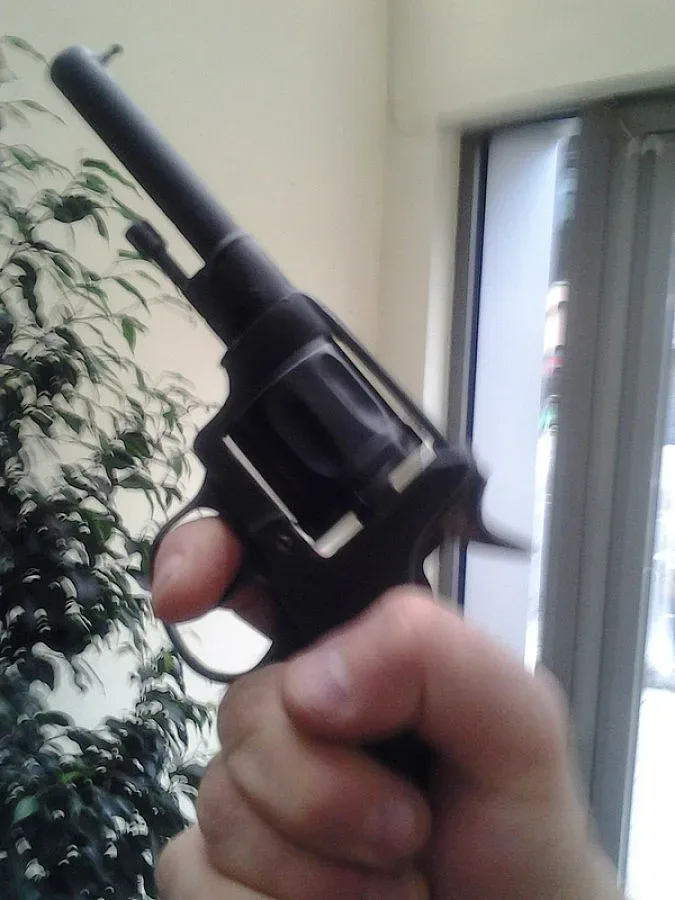 Тийнейджър гърми с пищов от 19 век