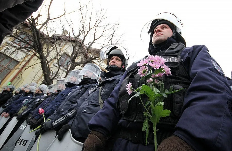 Полицията с щитове "Не сте сами"