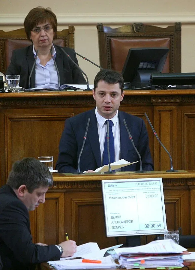 Решават за лицензите на дружествата до дни