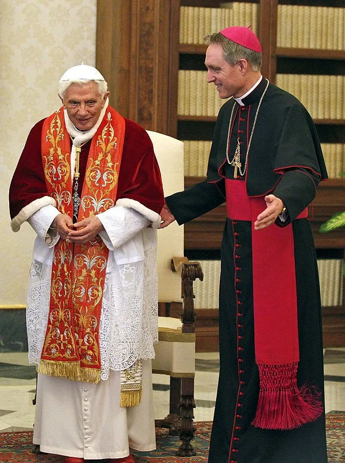 Колко печели папата?  