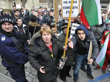Яйца и на протеста в Хасково