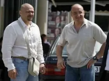 Братя Галеви трупат загар в чужбина