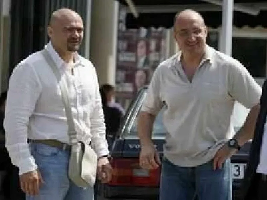 Братя Галеви трупат загар в чужбина