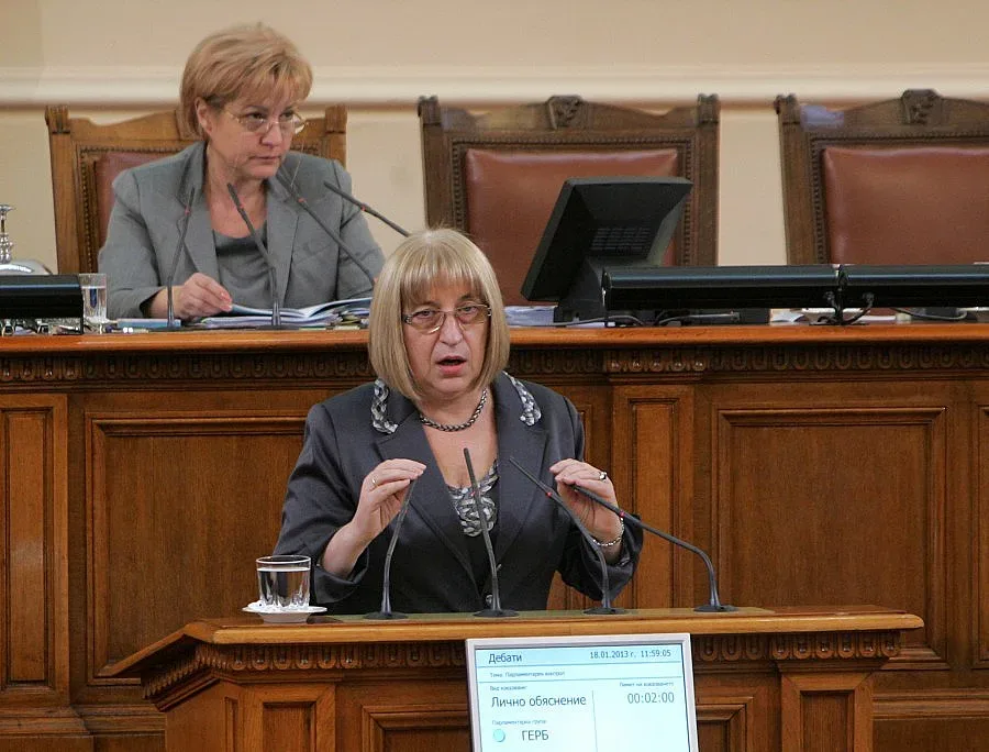 Цачева: Протестите показват, че има проблем