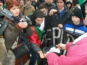 Протестиращи платиха тока на беден търновец