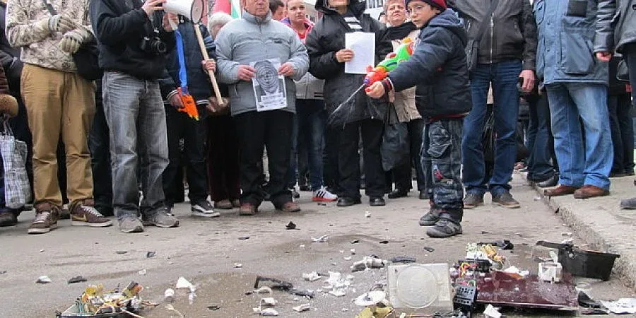 Протестиращи трошат електромери с чук