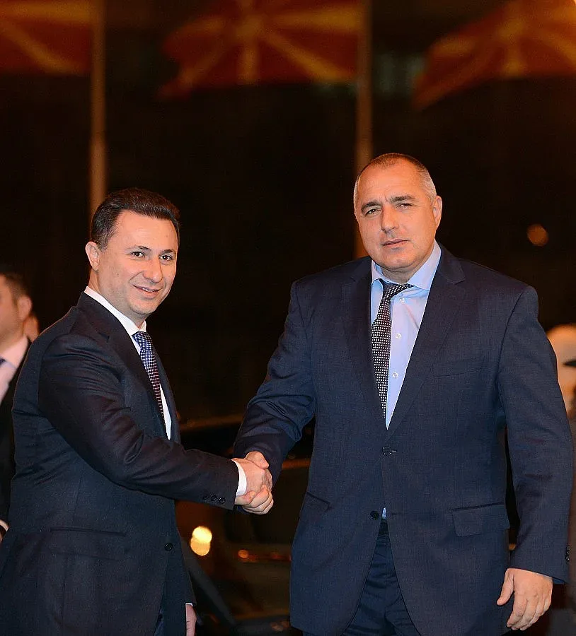 Съседски преговори по тъмно