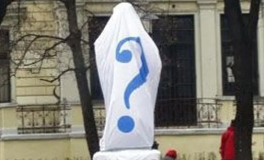 Опаковат паметници за набиране на пари