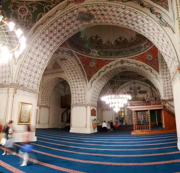 Син на зам.-кмет пускал порно в джамия   