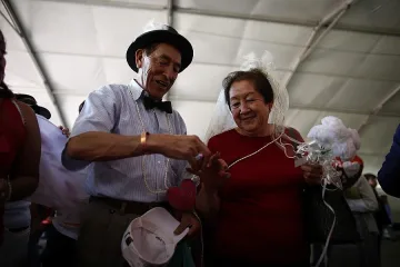 Счупиха рекорда за дълга целувка