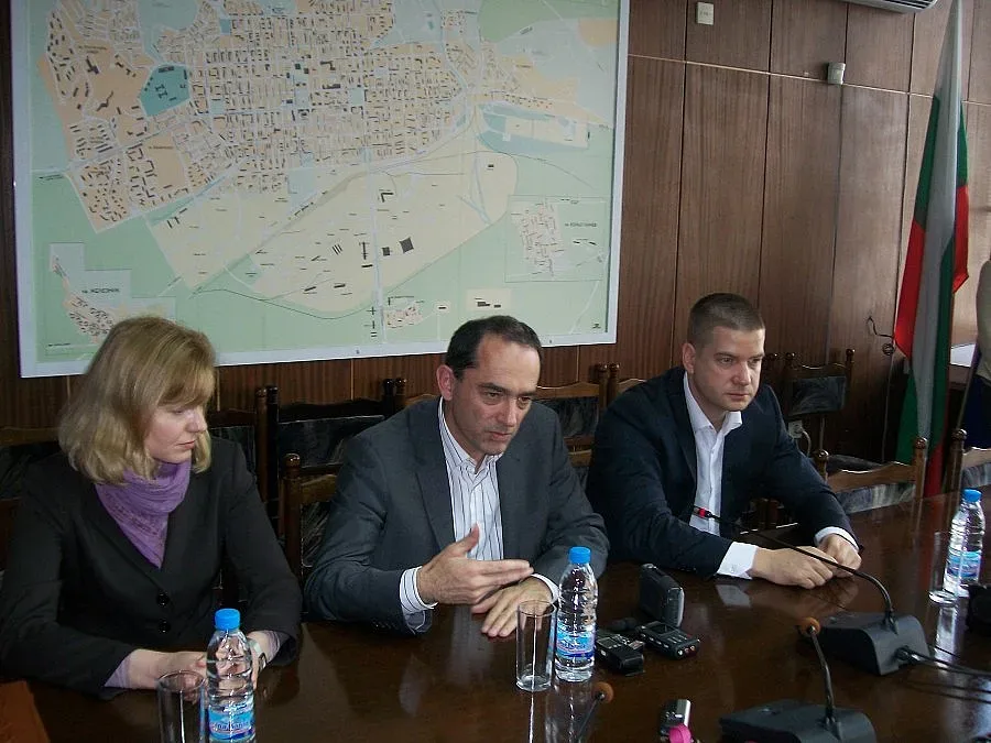 Стягат европазар под липите