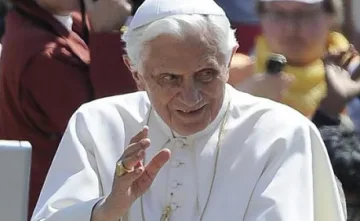 Папата ще живее с четири монахини