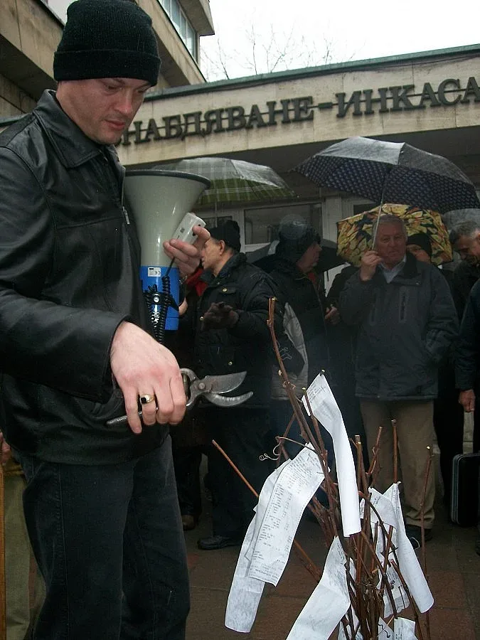 Зарязаха сметки за ток вместо лозя
