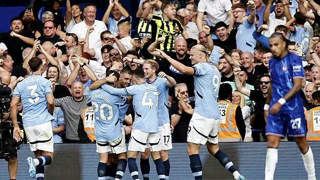 Сити започна защитата на титлата си с реферски аванти