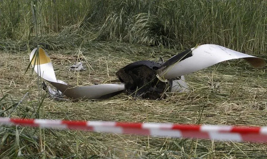 Разби се самолет с футболни фенове