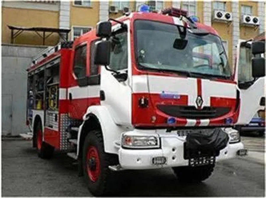 Пожарникари носят на ръце 130-килограмов пациент