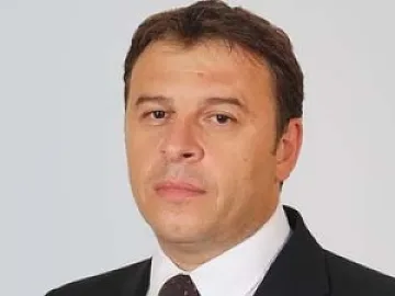 Кмет раздава сърца от вино и любов на семейни двойки