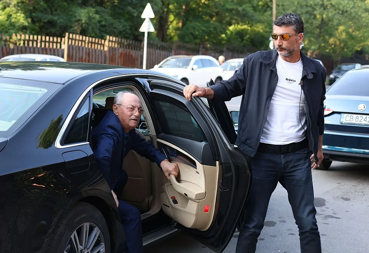 Скандално! 4 от лимузините на Вълка са в сараите на Доган