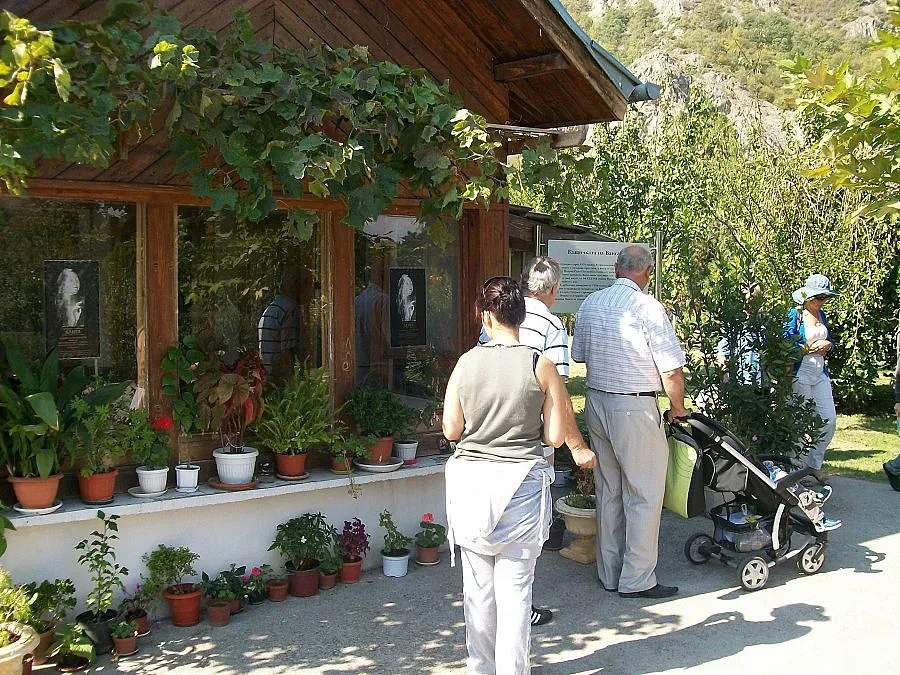 Чакат Дянков да отвори къщата на Ванга