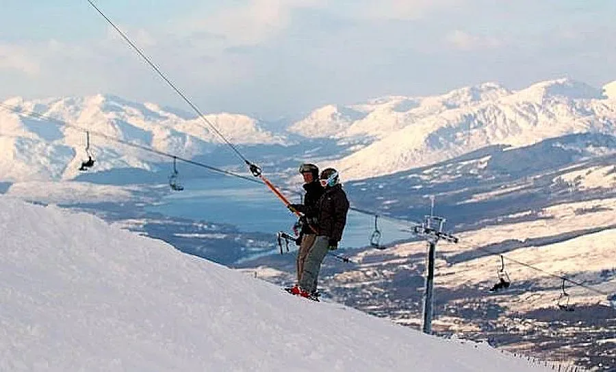 10 ранени при падане на лифт в Шотландия