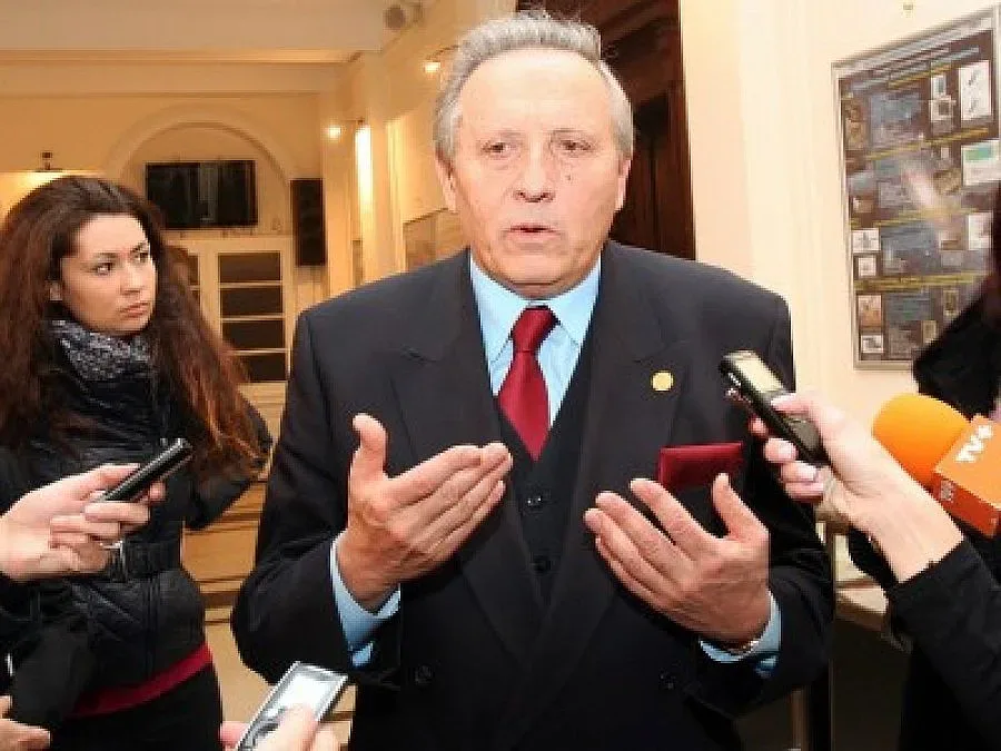 Учителите пак плашат Воденичаров със стачка