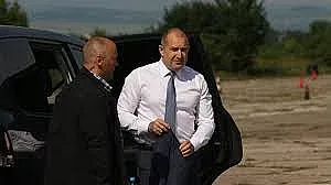 Без срам! Свитата на Радев се прережда на границата