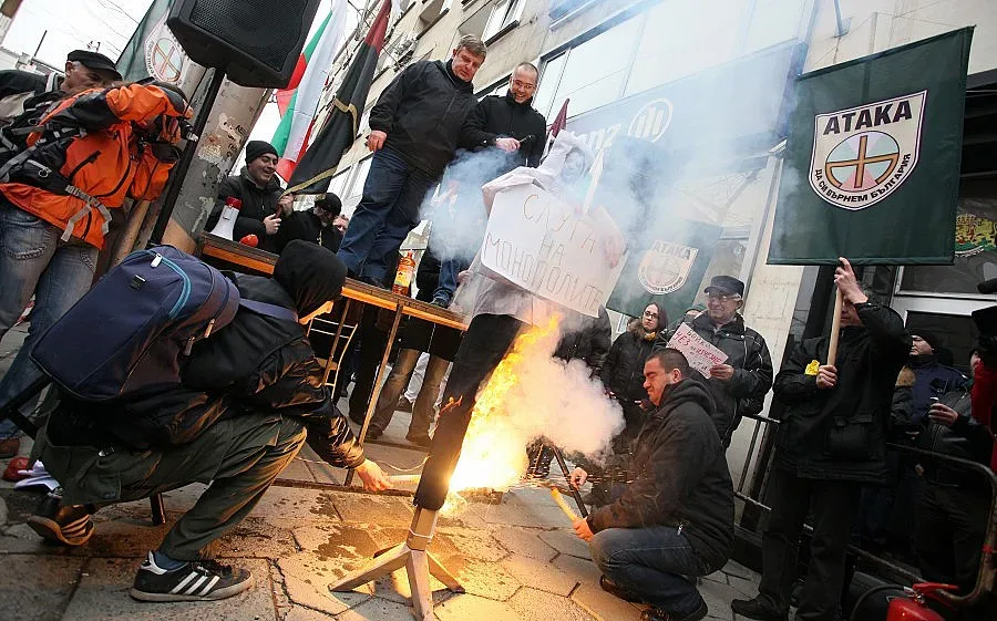 Гонят EVN с картонени калашници