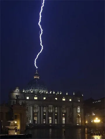 Божият гняв се стовари върху Ватикана (ВИДЕО)
