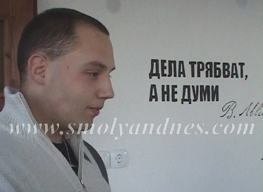 Ученик нарисува Апостола у дома си