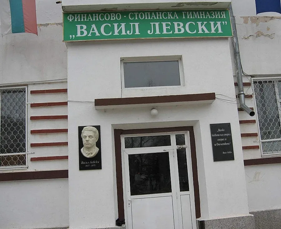 Ученици преписват тефтерчето на Апостола