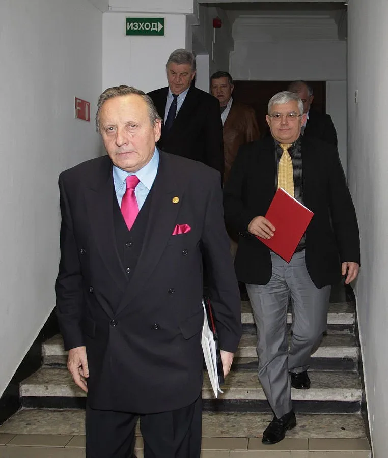 Учени искат оставка и на Воденичаров