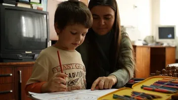 Училището - в хола, дипломата от "Оксфорд" 