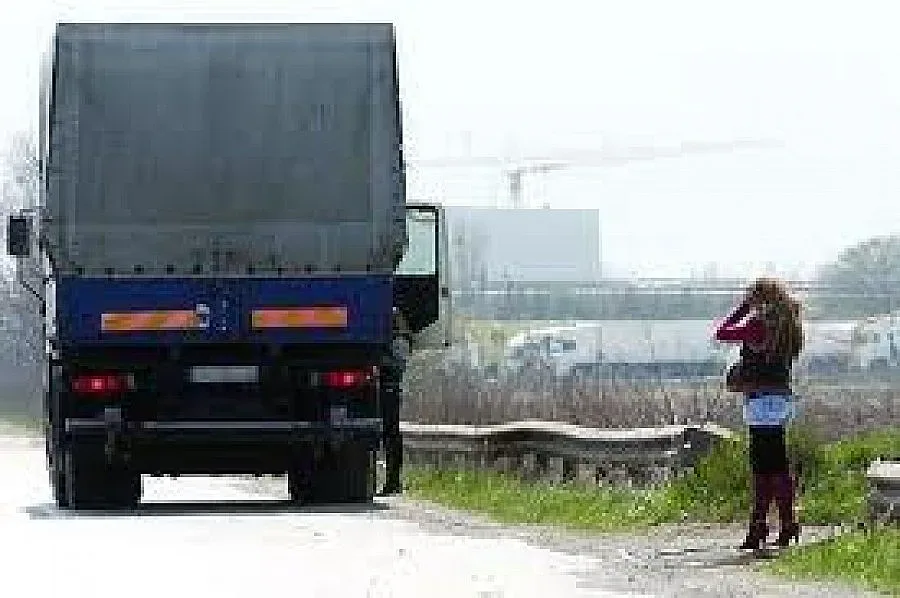 Вдигат банка до алея на проститутките