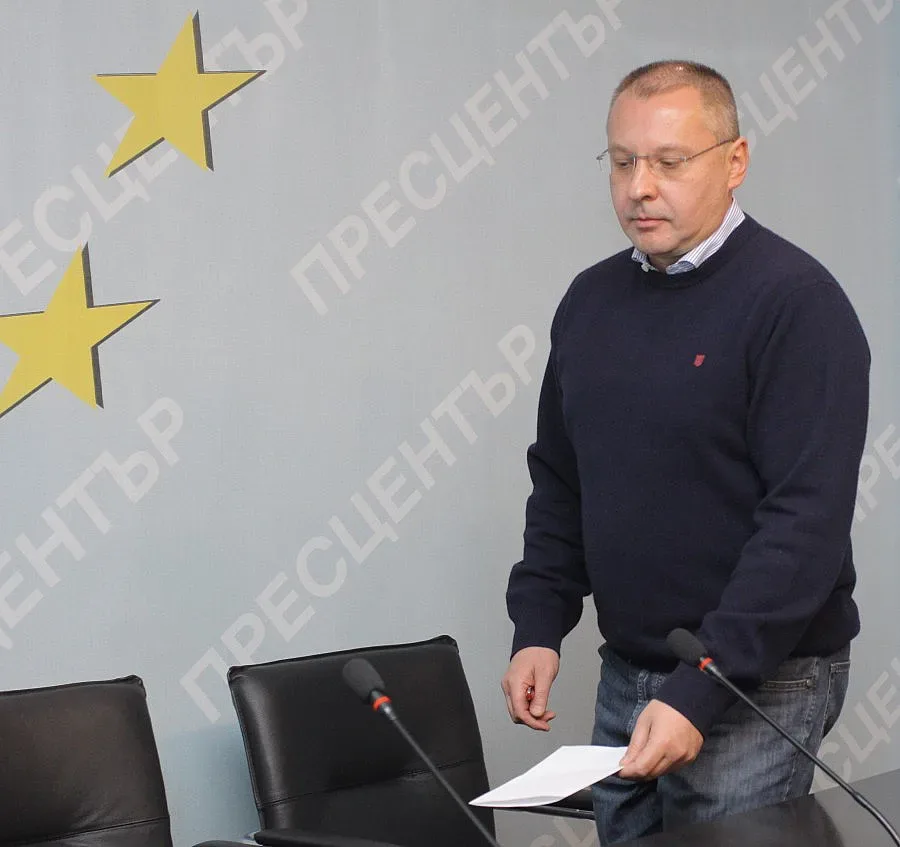 Човек на ГЕРБ изплува в кметска афера